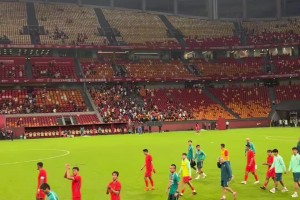 实拍国足赛后谢场：现场球迷怒斥