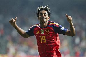 暖心！3-1战胜捷克后，亚马尔专程前往场边和看台送下小球迷合