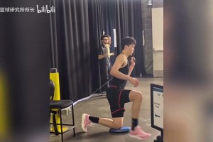 补齐短板！杨瀚森赛后和队友加练