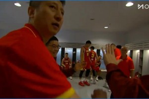 中国男篮赛后更衣室！王俊杰面对镜头害羞~廖三宁：中国人能飞！